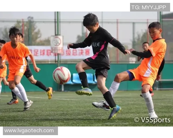 足球明星与孩子们共舞梦想在广告中传递快乐与希望的力量